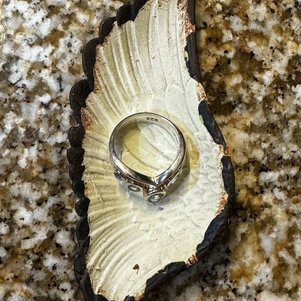 Metal Angel Wing ring‎ holder
